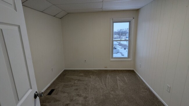 Building Photo - Welcome to this charming 3-bedroom, 1-bathroom home in Akron - Section 8 Welcome