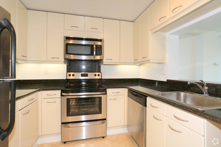 2BR,1.5BA: Kitchen - 1700 California Street