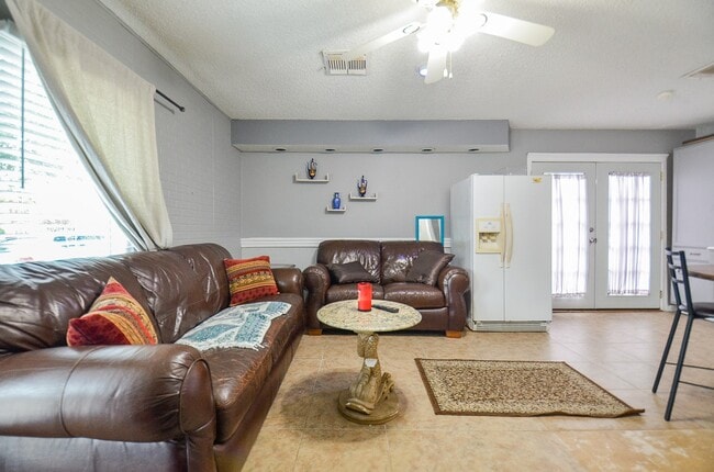 Building Photo - 13102 Richmond Ave.