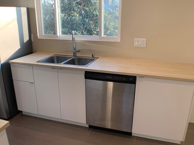 Kitchen - 1312 S Victoria Ave