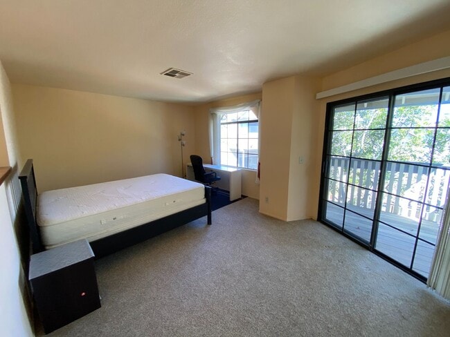 Building Photo - Spacious Townhome in University City for Rent!