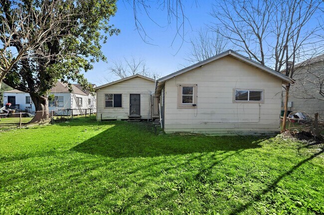 Building Photo - 128 Kress St