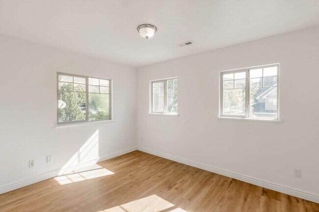 Building Photo - Beautifully Updated 3-Bedroom Home Near Traverse Mountain with Stunning Point of the Mountain Views!