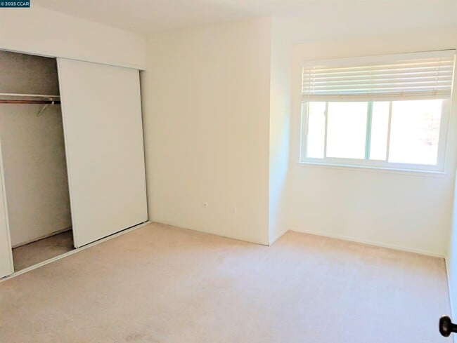 Building Photo - 310 Miranda Ln