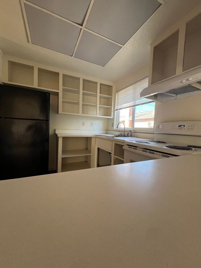 Building Photo - 3 bed 1.5 bath Home upper westside