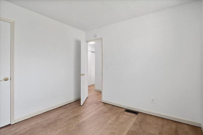 Building Photo - 807 Estate Dr