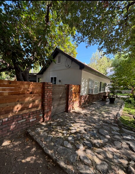Building Photo - 9739 Pinewood Ave