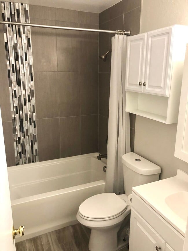 Building Photo - Newly Renovated 2-Bedroom, 1-Bathroom Unit!