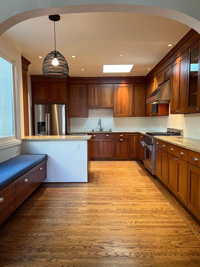 Building Photo - SPACIOUS PARKSIDE SINGLE-FAMILY HOME WITH ENCLOSED PATIO — AVAILABLE NOW!