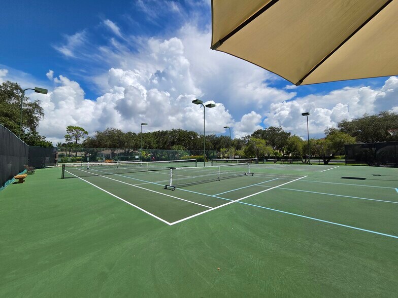 Tennis and pickleball courts next to the VOB/Bermuda Park clubhouse - 25727 Lake Amelia Way