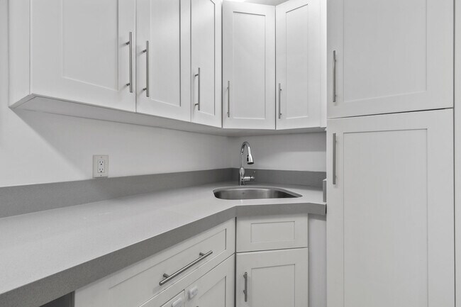 Building Photo - 7101 W Lake Dr