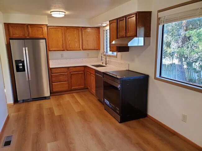 Building Photo - Beautiful 2 Bed 1.5 Bath 2 Story Duplex in...