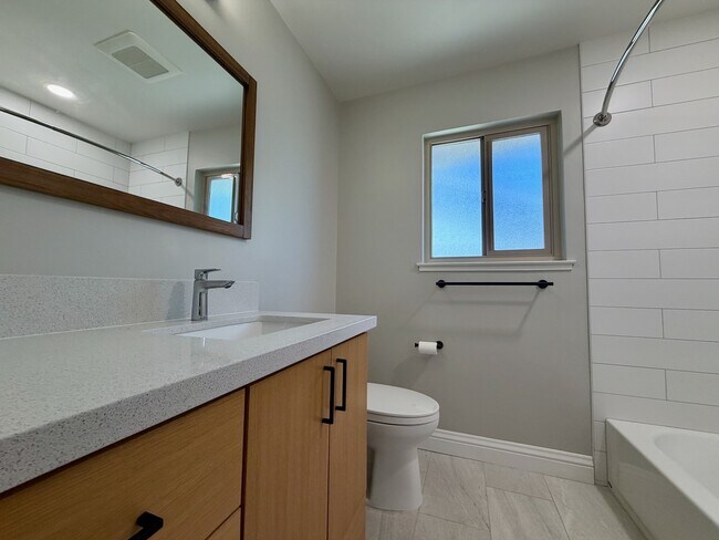 Building Photo - 832 Cathedral Dr
