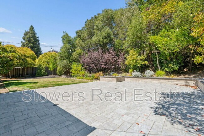Building Photo - 1099 Larch Ave