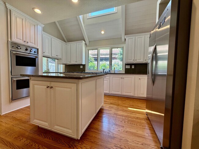 Building Photo - Stunning, Furnished 4 Bed 3.5 Bath + Offic...