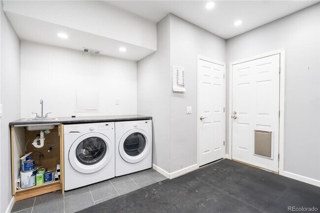 Building Photo - Beautiful Two Bedroom Two Bath Townhome in Indian Creek
