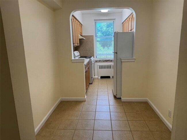 Building Photo - 920 Pelhamdale Ave