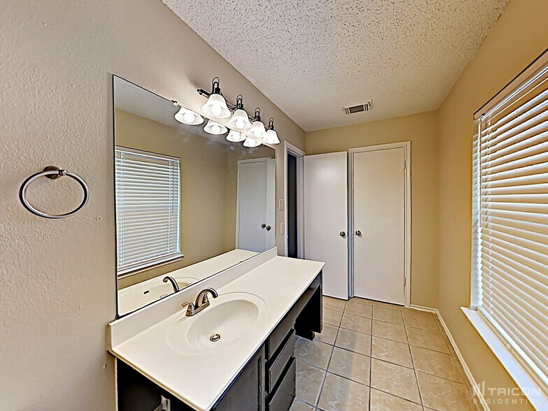 Building Photo - 6007 Ferrysage Dr