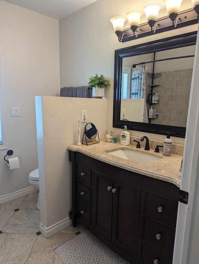 Building Photo - Fabulous 4 Bedroom 2 Bath House with Big F...