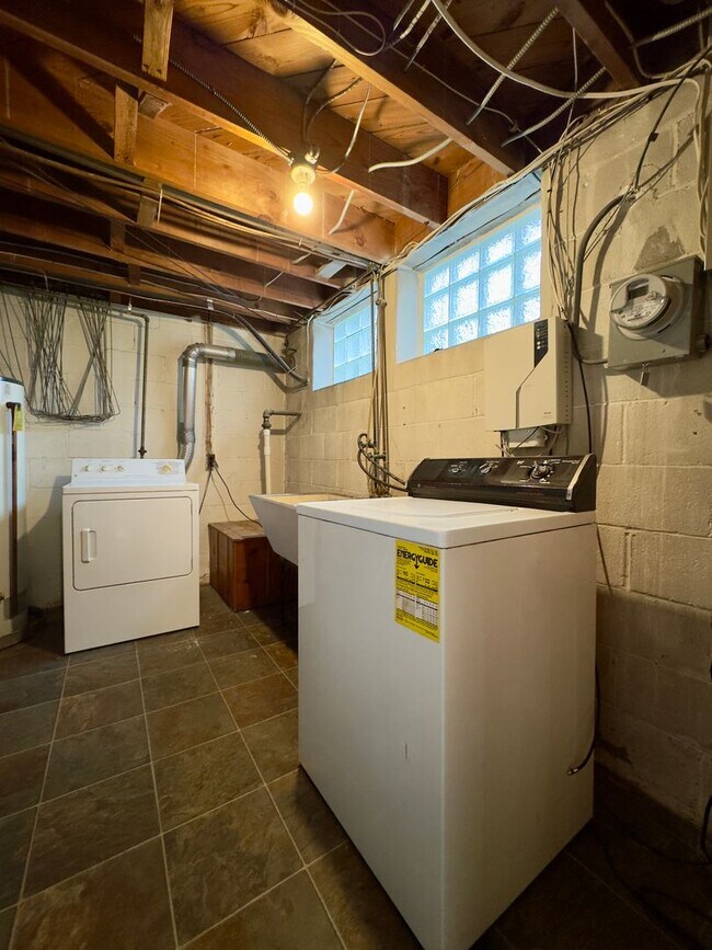 Building Photo - Spacious 3Bed/1.5Bath in Woodlawn