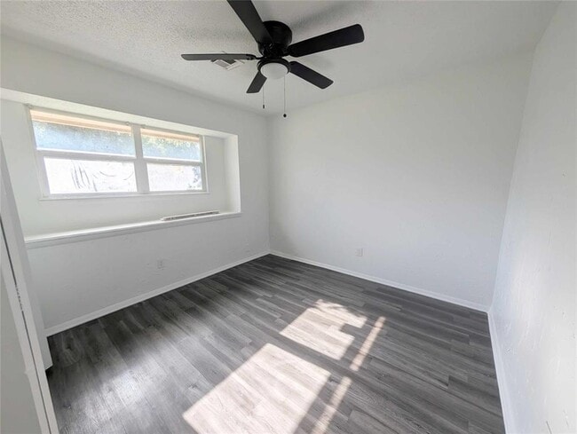 Building Photo - 407 Lotus Ave