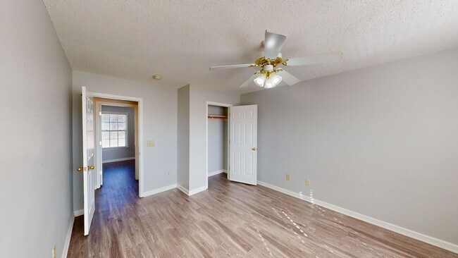 Building Photo - Renovated Three Bedroom Columbia Townhome!!