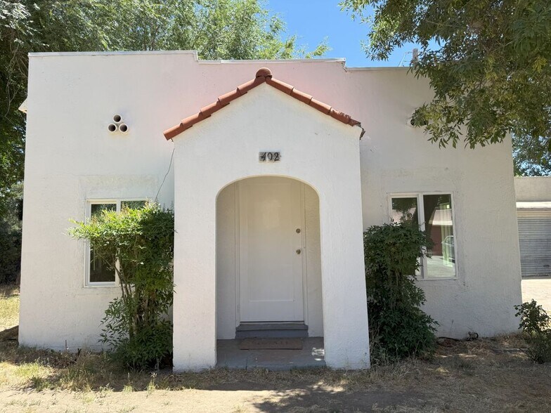 Primary Photo - 220 W D St