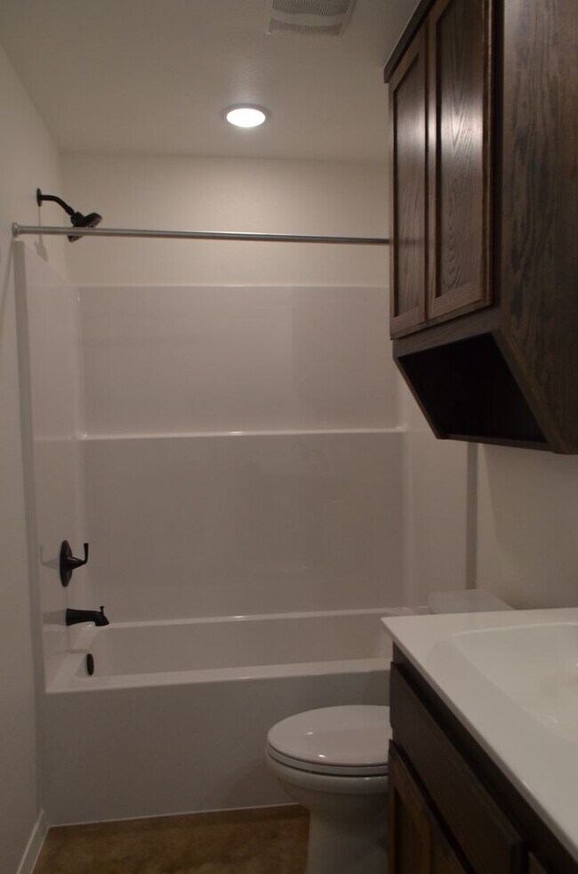 Building Photo - 977 Cline Dr