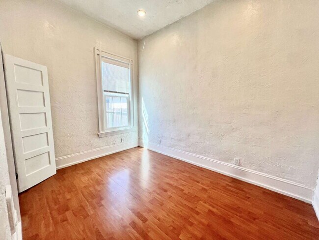 Building Photo - Bottom Unit with Tall Ceilings W/ Backyard