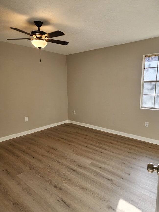 Building Photo - 3 Bedroom, 2 Bath Southside home on a larg...