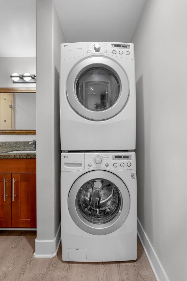 Building Photo - Spacious Studio aand 1-bedroom Apartments in Mission Hills – Prime Location!