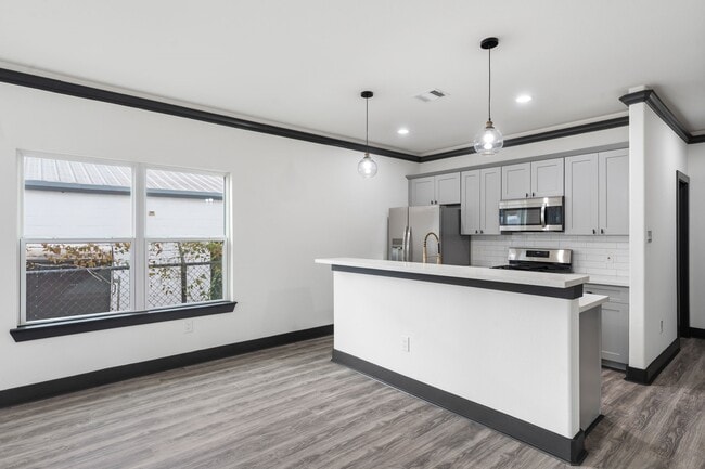 Building Photo - 911 Panama St