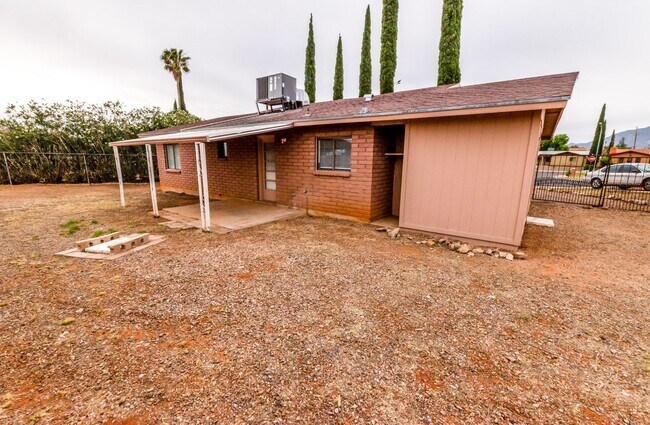 Building Photo - Charming Cul De Sac Home with Fireplace, Central A/C & Garage!
