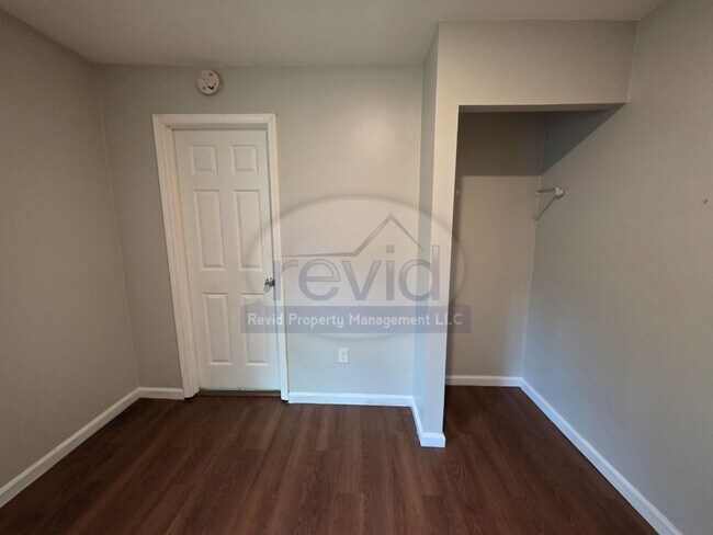 Building Photo - 1 Bedroom apartment!