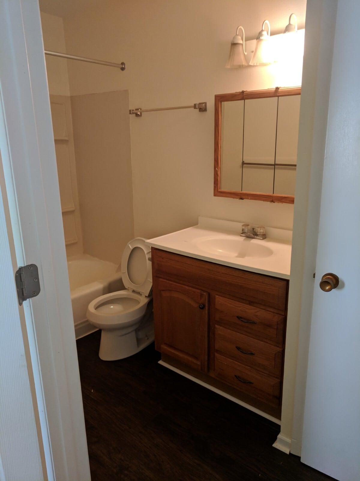 nice bathroom - 2622 Melrose Ave