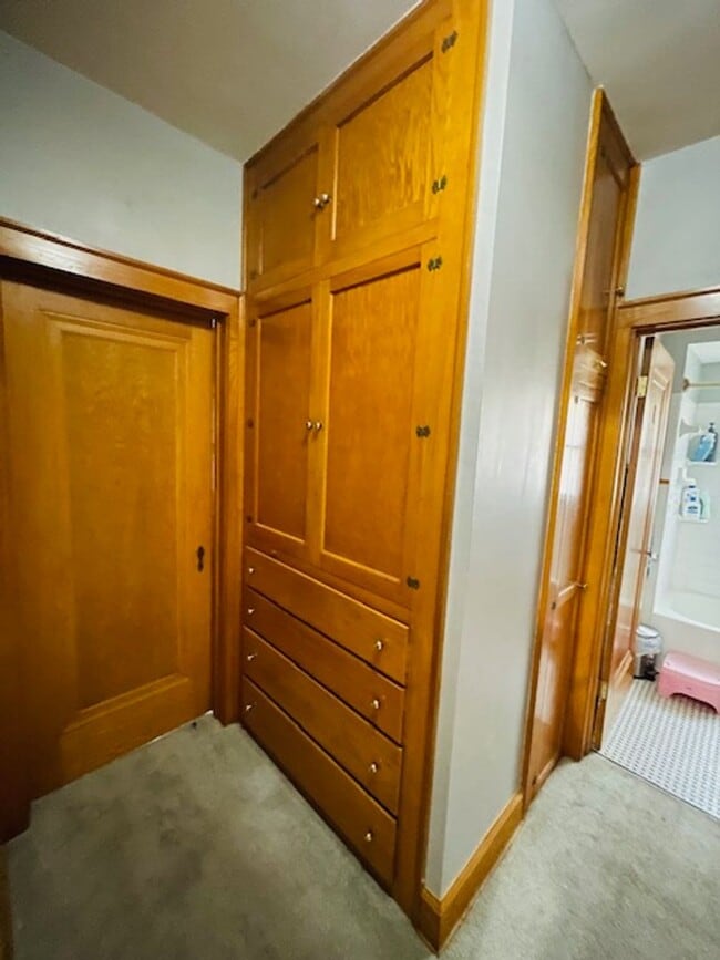 Building Photo - Spacious Home w/ Fenced Backyard
