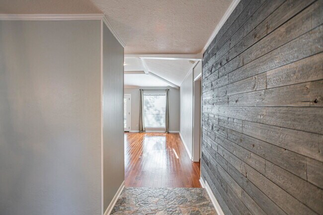 Building Photo - 19 Lancelot Ln