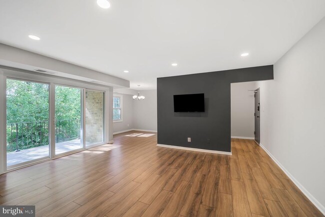 Building Photo - 3860 Lyndhurst Dr