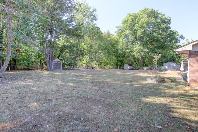 Building Photo - 554 Roselawn Dr