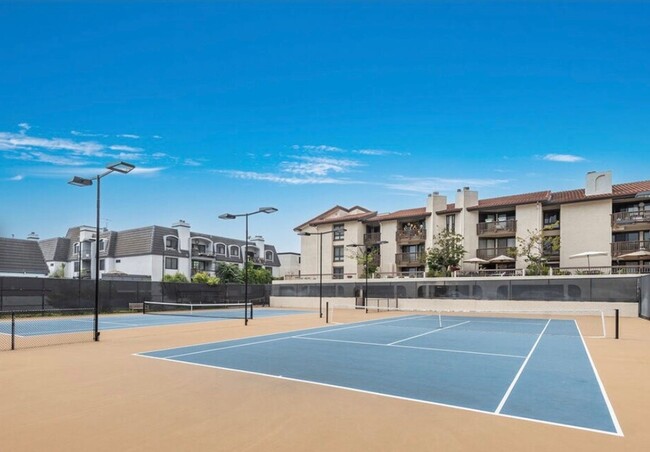 Building Photo - 2Bed/2Bath Corner Condo with Resort Amenities in Playa Del Rey