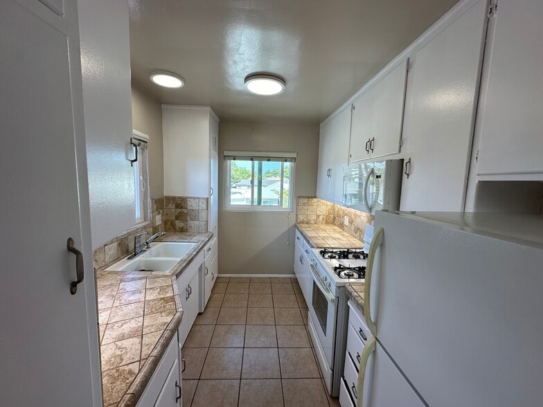 Building Photo - 5804 W 78th Pl