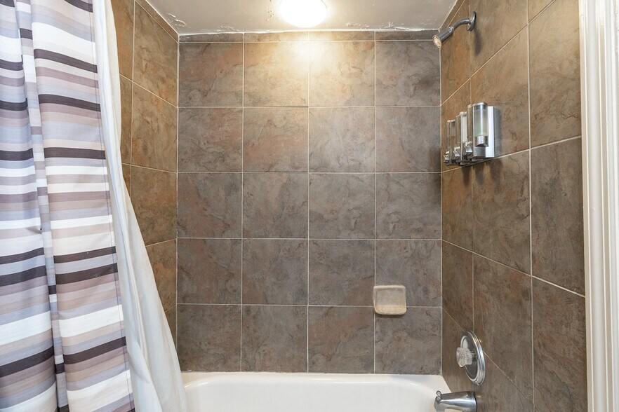 bathroom tub/shower combo - 724 13th St SE