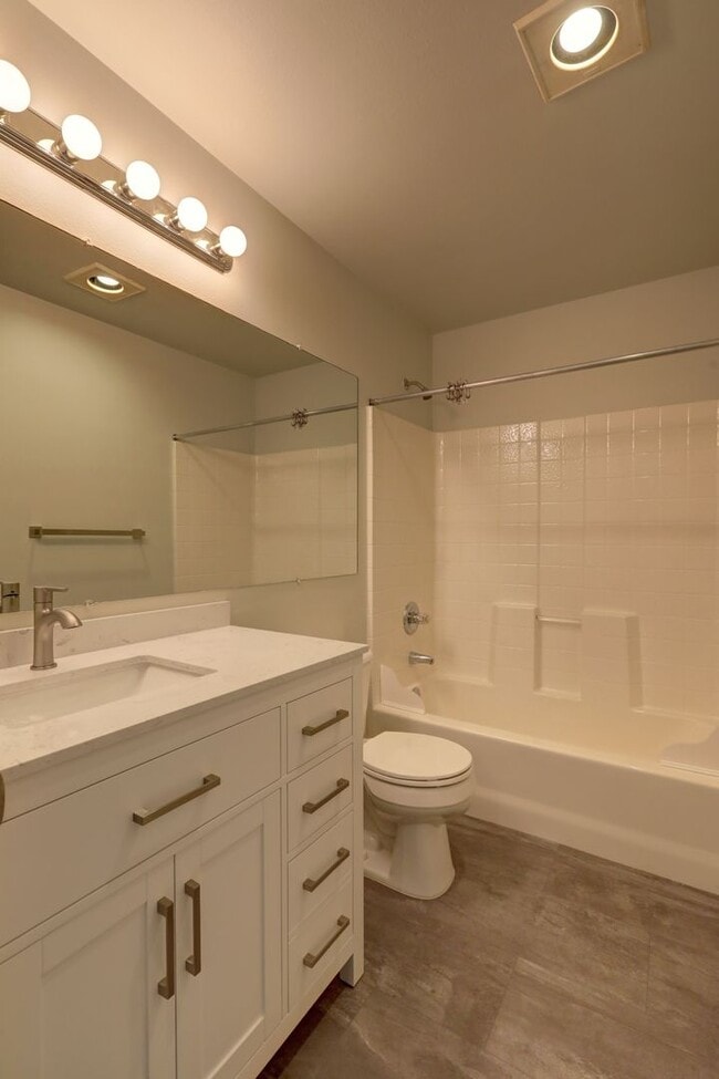 Building Photo - Luxury 2BR 2.5BA Townhouse Style Condo @ Lochshire on Forbes Creek