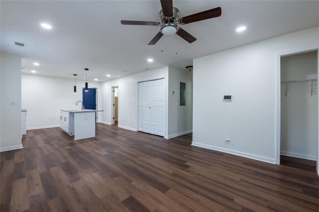 Building Photo - 450 Paines Ave NW