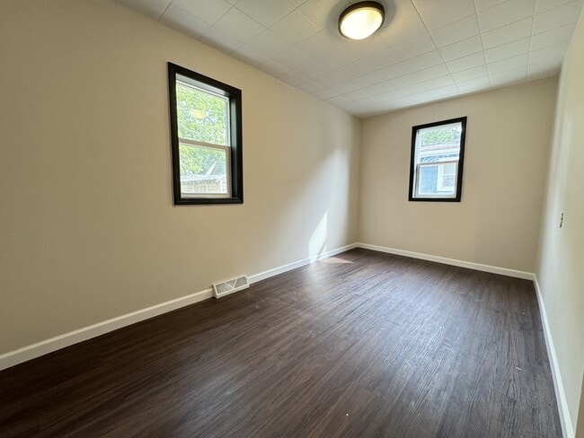 Building Photo - 1308 3rd Ave SW