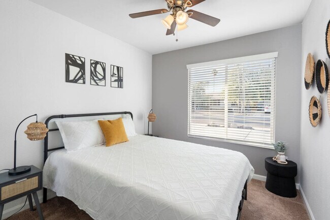 Building Photo - 3733 E Dahlia Dr