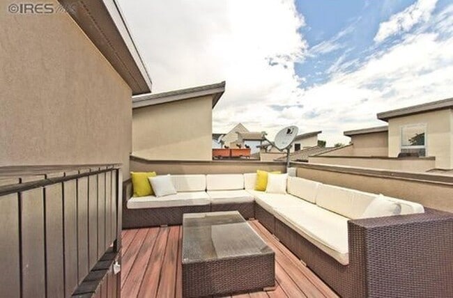 Building Photo - Elegant Contemporary Town Home with 2 bedrooms/4 baths with Private Elevator Coming Available Soon!