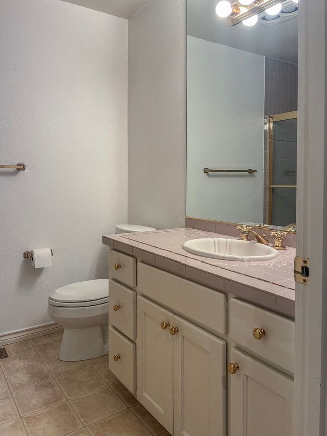 Building Photo - Arranmore 2 Bedroom with Den Available Now !