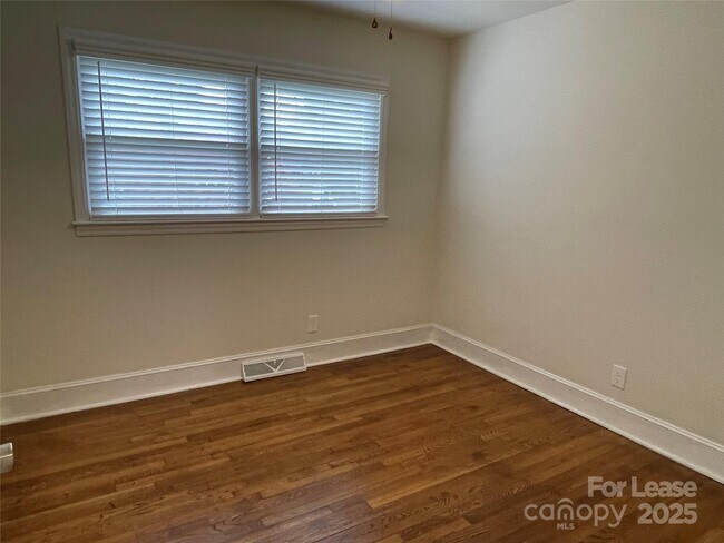 Building Photo - 4809 Bethany Pl