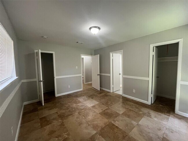 Building Photo - 2402 Fawnwood Ln